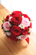バラ 赤+白小花 ；チョイス ラウンドブーケ
