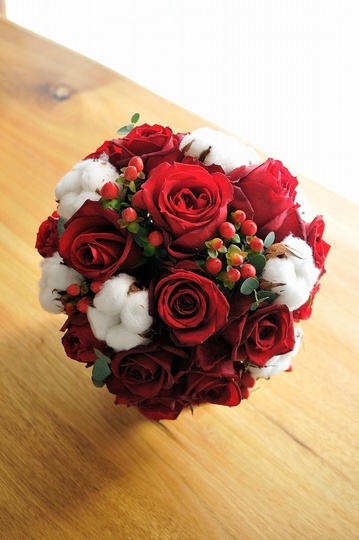 赤バラとコットンのクリスマスブーケ フラワーショップ 花次郎 ウェディングブーケ