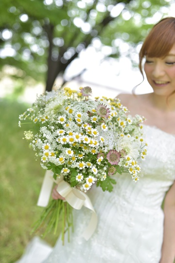 白と黄色の草花クラッチブーケ | フラワーショップ 花次郎