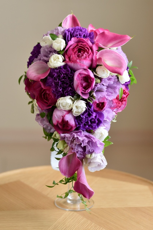 シックなピンク紫のオーバルブーケ フラワーショップ 花次郎 ウェディングブーケ